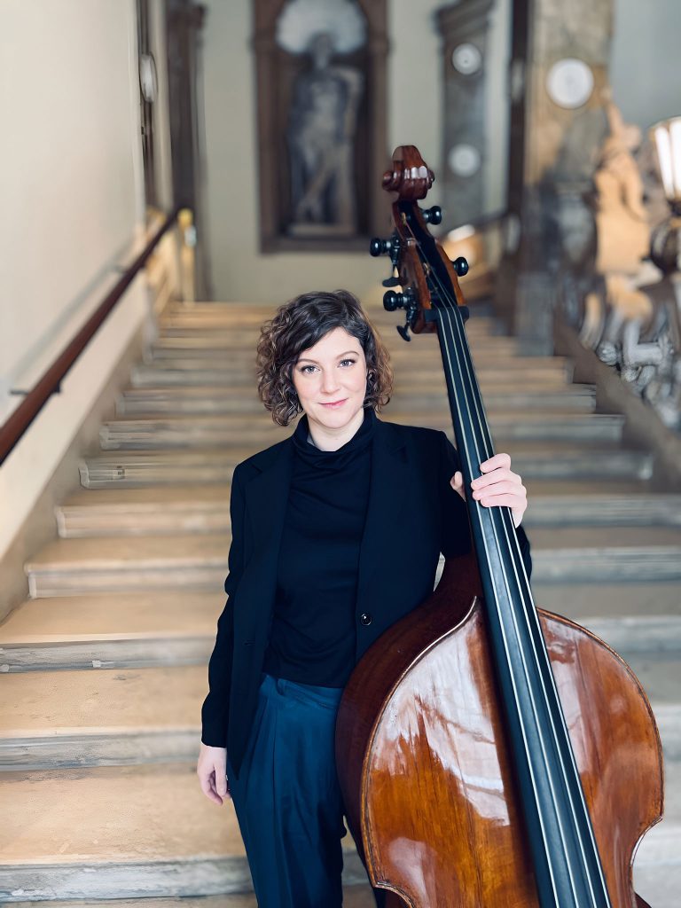 Verena Wurzer spielt Kontrabass im Mozarteumorchester Salzburg